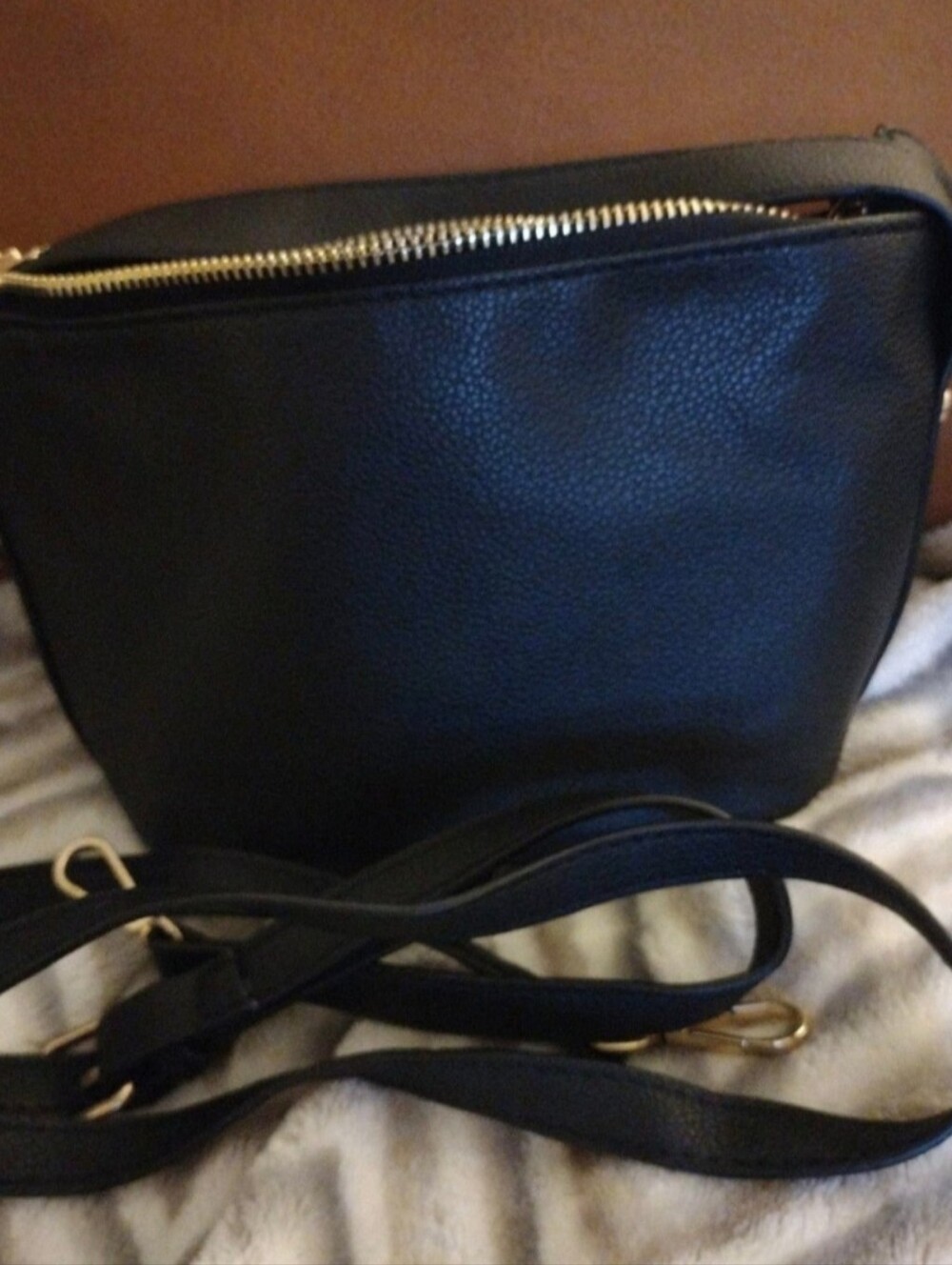 Black Leather Crossbody Shoulder Bag w/adjustable straps gold tone hardware New